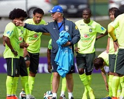 Scolari Belum Temukan Komposisi Tim Terbaiknya