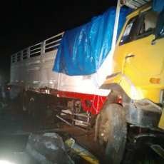 Terobos Palang Pintu, Truk Muat Pasir Diseruduk Kereta Barang