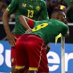 Etoo Kembali Ejek Mourinho dengan Perayaan Gol ala Orang Tua