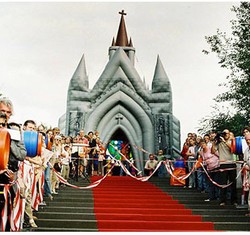 Dengan Bangunan dari Balon Ini, Anda Bisa Menikah di Mana Saja