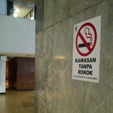 Gara-gara Asap Rokok, YLKI: Gedung DPR Tempat Publik Paling Tak Sehat
