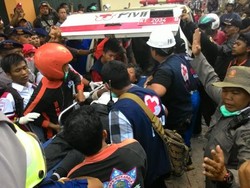 Tertimbun 5 Jam, Dua Korban Ruko Ambruk di Samarinda Ditemukan Selamat