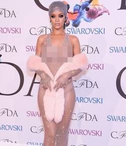 Pakai Gaun Transparan di CFDA Awards, Payudara Rihanna Terekspos