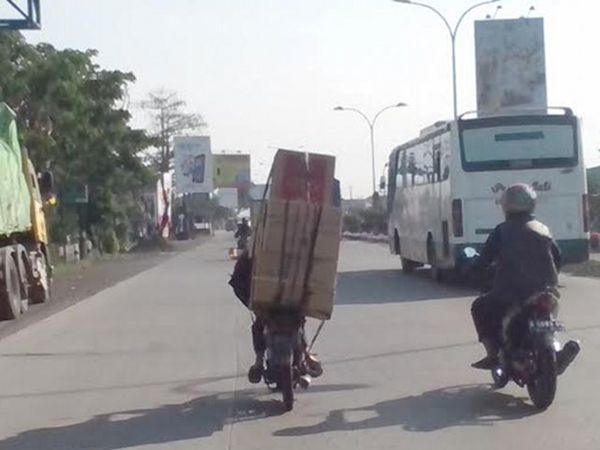 Kardusnya Sudah Miring Tuh Pak!