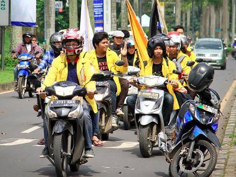 Demo Boleh, Tapi Pakai Helm Dong...