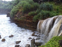 Keajaiban dari Gunungkidul, Air Terjun Langsung ke Laut