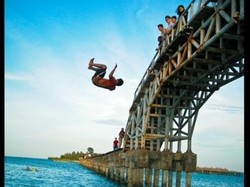 Nekat Lompat Dari Jembatan, Demi Cinta