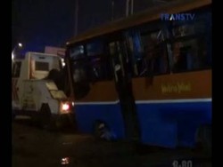 Mogok, Metromini Didorong Commuter Line