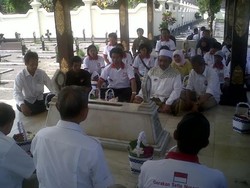 Usai Deklarasi, Puluhan Pendukung Prabowo Jalan Kaki ke Makam Jenderal Soedirman