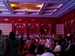 Kubu Jokowi-JK Heboh Pakai Laser Stick, Kubu Prabowo-Hatta Nyanyi