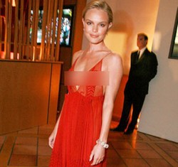 Bukan Hanya Pamer Tubuh Seksi, Ini Alasan Selebriti Pakai Gaun Transparan