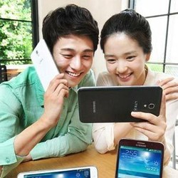 Halo-halo Pakai Ponsel Segede Gaban, Apa Nyaman?