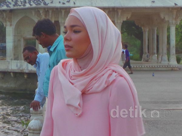 Dewi Sandra Cantik Serba Pink di India