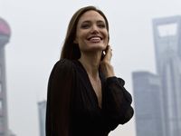 Angelina Jolie Berseri-seri di Shanghai
