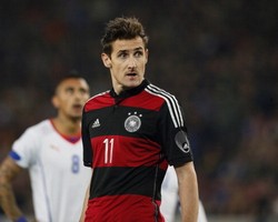 Klose Memburu Rekor Gol Ronaldo