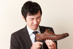 Kaki Tetap Bau Meski Sudah Dibersihkan? Ini Penyebabnya