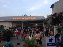 Commuter Line Gangguan Kompresor, Penumpang Menumpuk di Stasiun Tangerang
