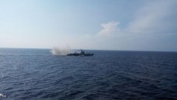 Latihan Perang TNI, KRI Karang Banteng pun Tumbang Dihantam Torpedo