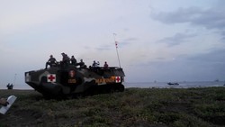 Latihan Perang TNI, Saat Pasukan Marinir Menerobos Kubu Musuh di Pantai Banongan