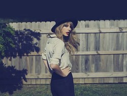 Cantiknya Taylor Swift Bak Manekin Saat Meet and Greet dengan Fans di Jakarta