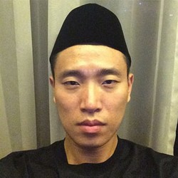 Lucunya Gary dan Suk Jin Running Man Foto Pakai Peci