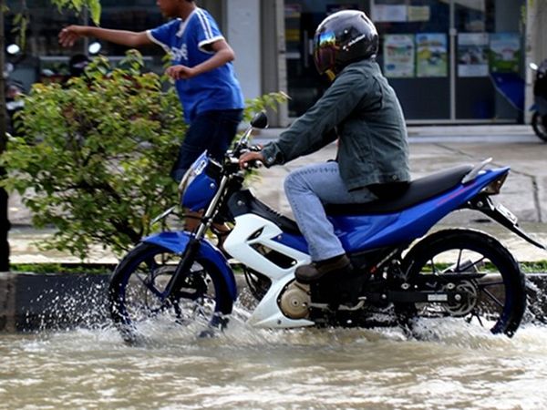 Terjang Banjir, Tapi Tetap Safety Riding