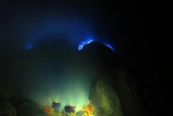 Api Biru yang Ajaib di Kawah Ijen Banyuwangi