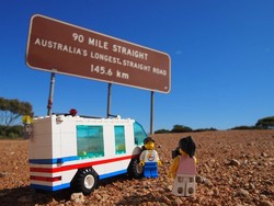 Lucu! Pasangan Ini Berubah Jadi LEGO & Keliling Dunia