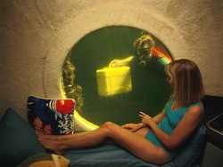 Hotel Ini Punya Cara Masuk yang Aneh