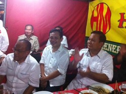Sambil Makan Sate, Prabowo Nyanyi Wakil Rakyat Bareng Pengamen