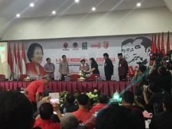 Selametan Kampanye, Mega Serahkan Potongan Tumpeng Pertama Untuk Jokowi