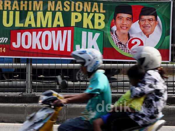 Spanduk Jokowi-JK Penuhi Pagar Tol Dalam Kota