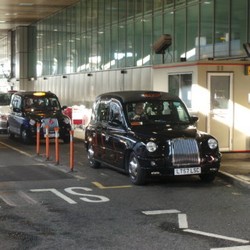 Kisah Operasi Hari Pertama Terminal Bandara London yang Kacau