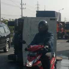 Ban Meletus, Truk Muat Galon Terguling di Raya Porong Lama