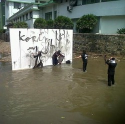 Dukung Jokowi-JK, Seniman Bandung Aksi Seni Jeprut di Sungai Cikapundung