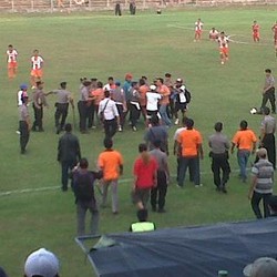 Laga Divisi Utama Sempat Ricuh, Seorang Pemain PSMP Patah Tulang Rusuk
