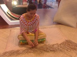 Kisah Pengrajin Anyaman Pedalaman Kalbar yang Menarik Perhatian Ibu Wapres