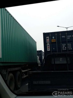 Tabrakan 2 Truk di Tol Cikampek Buat Lalin Tol Cawang dan Tol JORR Macet