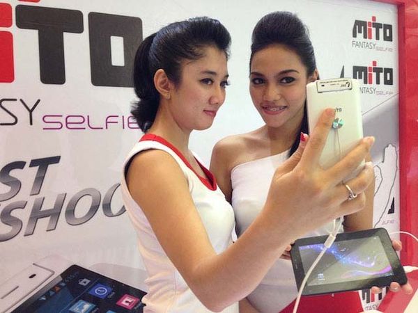 Ponsel Selfie Kamera Berputar Rp 1 Jutaan