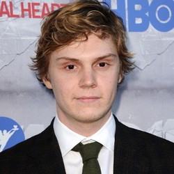 Evan Peters, Quicksilver yang Jago Main Hockey