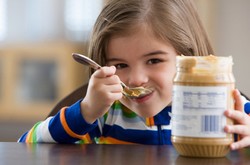 Si Kecil Lebih Suka Ngemil daripada Makan? Atasi dengan Trik Ini