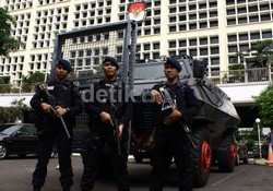 Puluhan Massa Geruduk KPU, Desak Materi HAM Dimasukkan ke Debat Pilpres