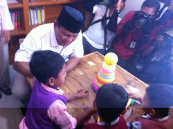 Di Perpustakaan Desa, Prabowo Ajak Anak-anak Bermain dan Bernyanyi