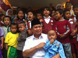 Prabowo Janjikan Ratusan Bola untuk Perpustakaan Desa di Astana Anyar