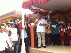 Kunjungi Perpustakaan Desa, Prabowo Tantang Warga Tanding Sepak Bola