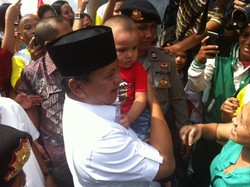 Prabowo Blusukan Lewati Gang Sempit di Bandung, Cium Bayi dan Sapa Warga