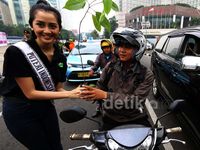Aksi Bagikan Bibit Pohon di Bunderan HI