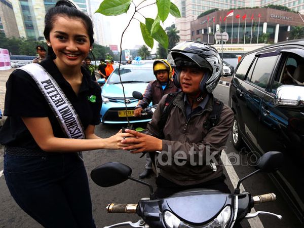 Aksi Bagikan Bibit Pohon di Bunderan HI