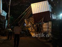 Bedeng Roboh Tertimpa Crane Menutupi Jalan