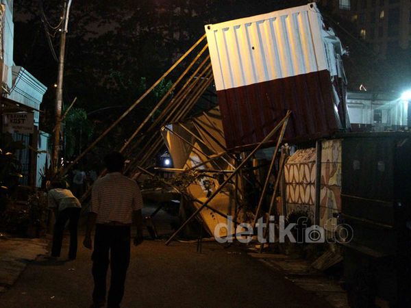 Bedeng Roboh Tertimpa Crane Menutupi Jalan